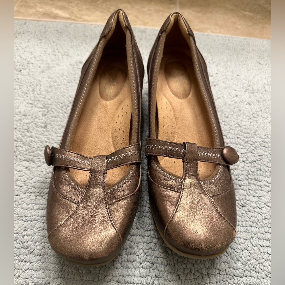 Shimmery Bronze Naturalizer Leather Mary Jane Style Shoe, size 7.5